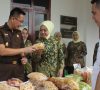 Kajari OKUT dan Ikatan Adhyaksa Dharmakarini Buka Bazar Sembako Murah dan Bagikan 150 Paket Takjil