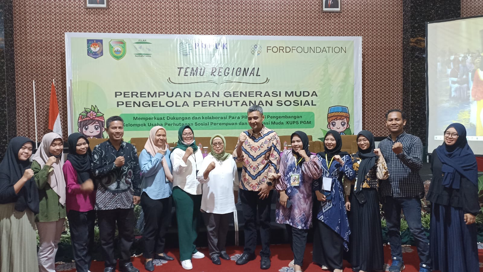 WORKSHOP TEMU REGIONAL : Direktur Pilar Nusantara (PINUS) Rabin Ibnu Zainal PhD bersama para petinggi instansi dalam Temu Regional bertajuk Perempuan dan Generasi Muda Pengelola Perhutanan Sosial, di Hotel Grand Daira Palembang, Rabu (20/12/2023).