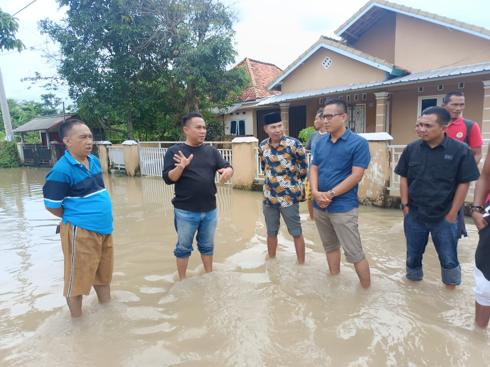 Deni Victoria Bergerak Cepat Turun Ke Lokasi Banjir di Prabumulih