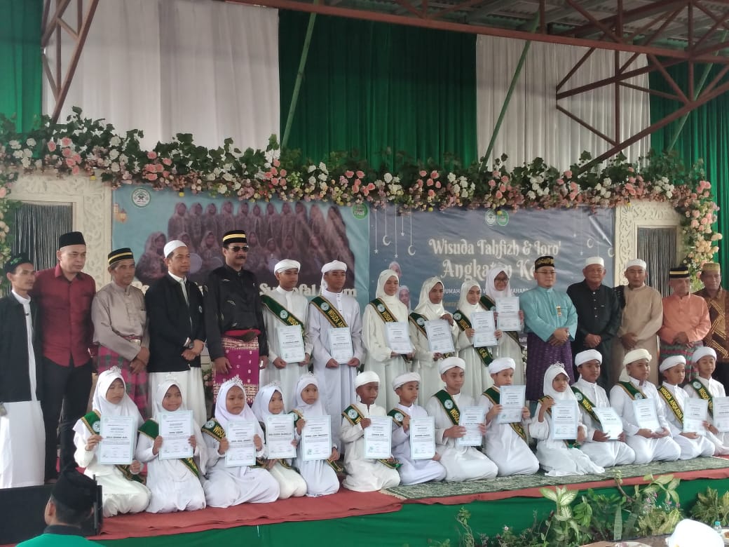 Wisuda Tahfizh dan Iqro Angkatan Ke 3, RumahTahfizh Wa Ta’lim Mahabbatul Ilmi di gelar Lorong Taman Bacaan No.34, Tanggotakat, Kecamatan Seberang Ulu II, Kota Palembang,, Minggu (21/1).