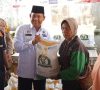 Penjabat Bupati Bagikan Beras ke Masyarakat Empat Lawang
