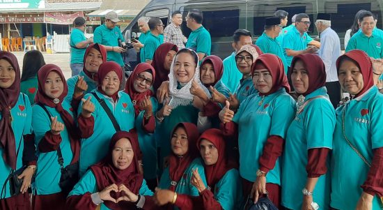 Bakal calon Bupati Musi Banyuasin Hj Lucianty saat berfoto dengan ibu-ibu.